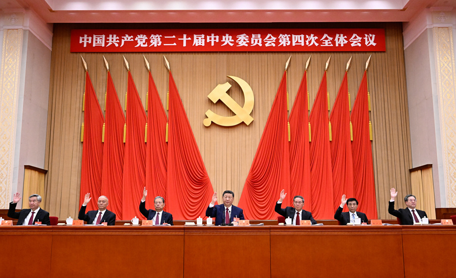 中国共产党第二十届中央委员会第四次全体会议，于2025年10月20日至23日在北京举行。这是习近平、李强、赵乐际、王沪宁、蔡奇、丁薛祥、李希等在主席台上。新华社记者 申宏 摄